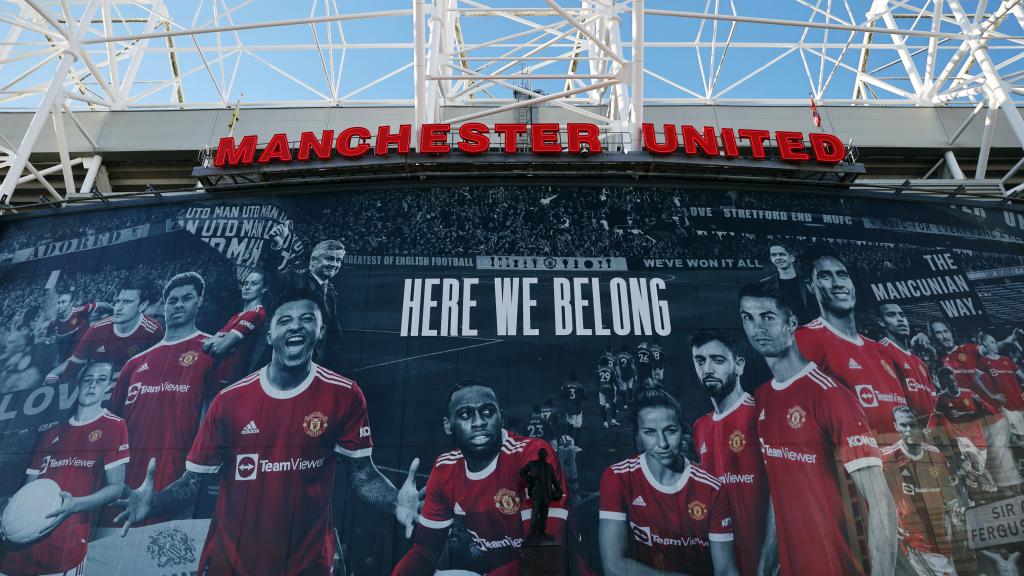 Fachada del estadio de Old Trafford con sus principales estrellas