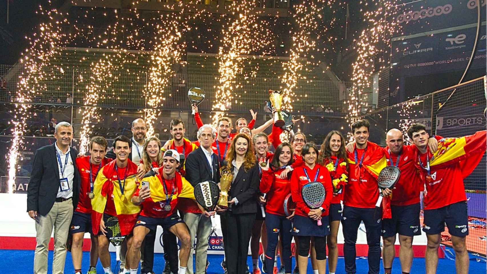 España celebra los dos títulos mundiales de pádel en Catar