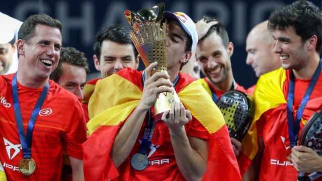 Juan Lebrón besa la copa de campeón del mundo de pádel en Catar