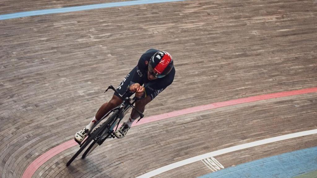 Egan Bernal en una prueba de contrarreloj en el velódromo