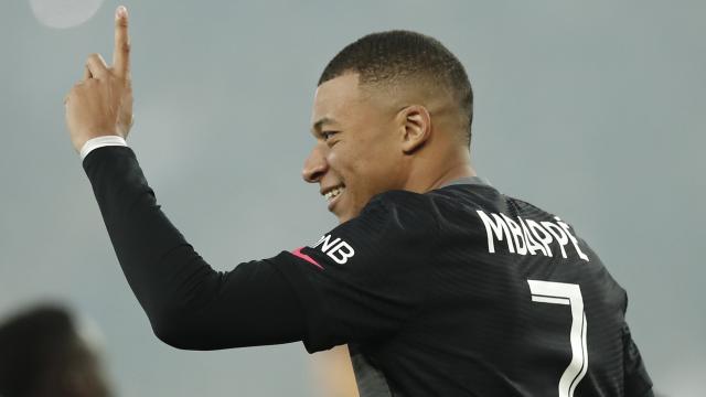 Kylian Mbappé celebra un gol con el PSG en la temporada 2021/2022