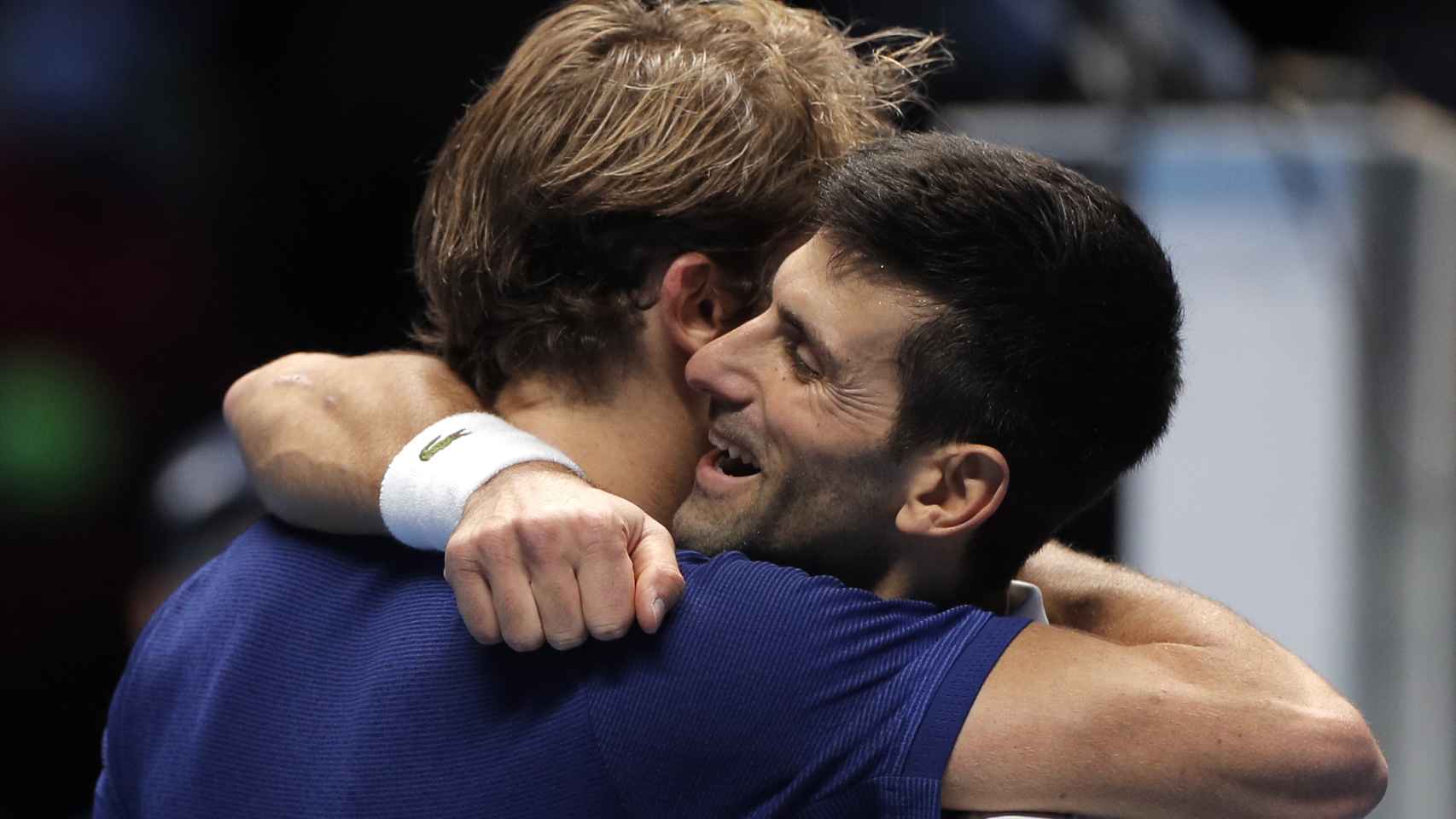 Abrazo entre Djokovic y Zverev durante la semifinal de las ATP Finals 2021