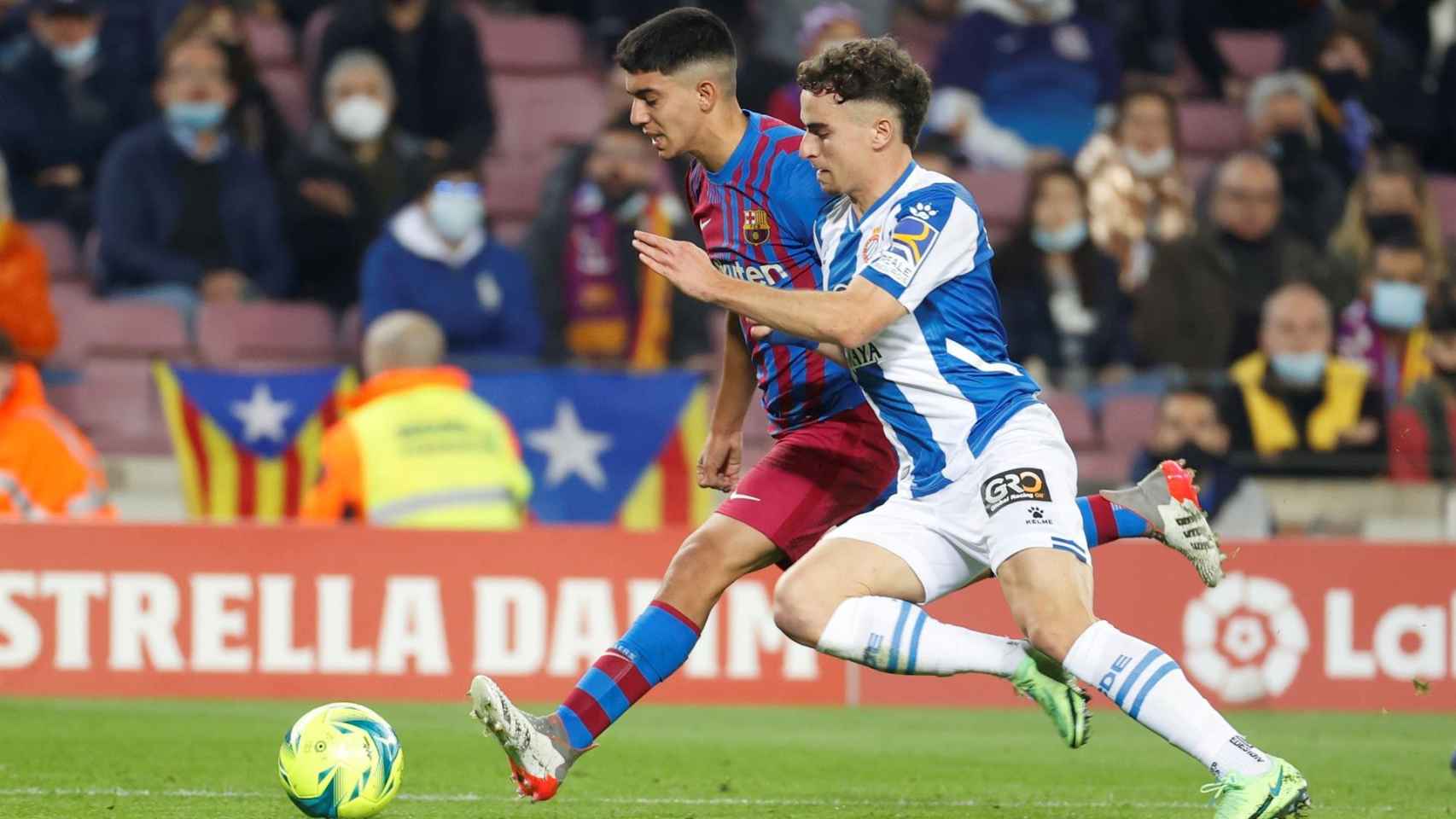 Ilias Akhomach, en acción con Adrià Pedrosa en su partido de debut con el FC Barcelona