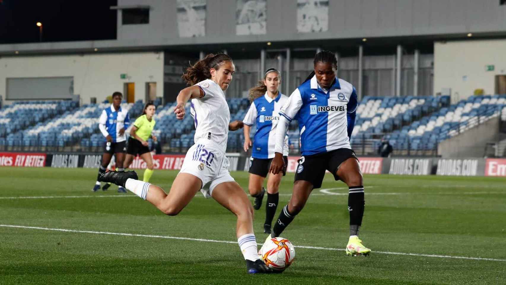 Rocío intenta poner un centro en un partido del Real Madrid Femenino