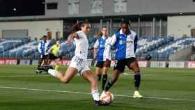Rocío intenta poner un centro en un partido del Real Madrid Femenino