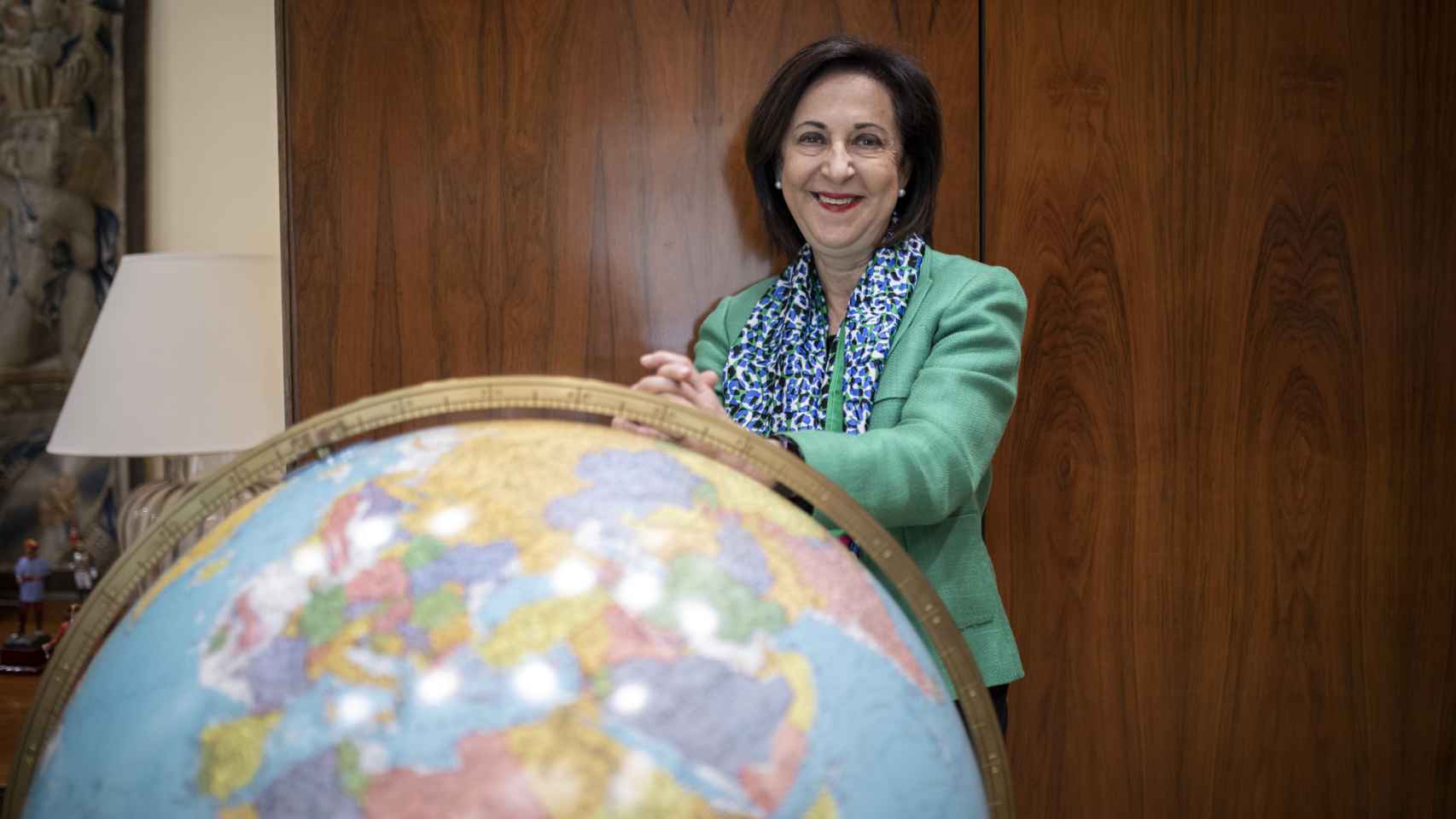 La ministra de Defensa, Margarita Robles, posa en su despacho tras la entrevista con EL ESPAÑOL.
