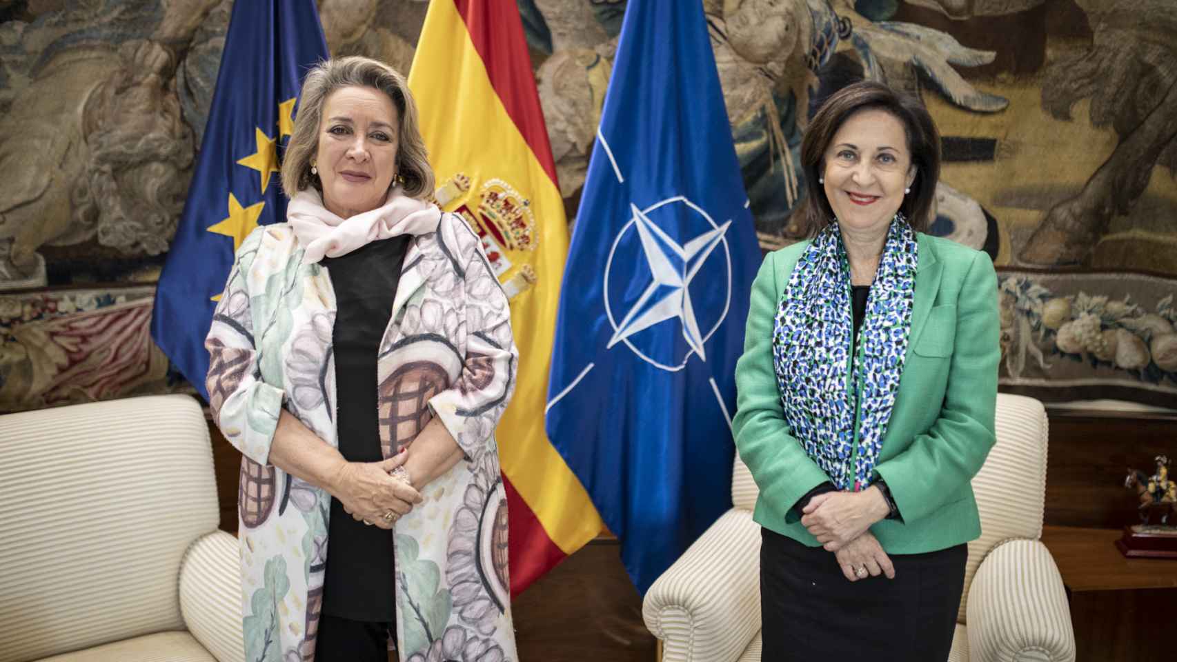 Esther Esteban, junto a la ministra de Defensa, Margarita Robles.