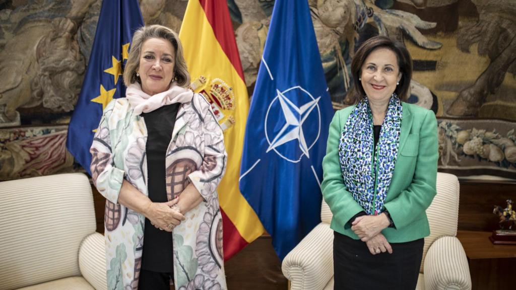 Esther Esteban, junto a la ministra de Defensa, Margarita Robles.