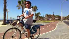 El presidente de la asociación Ruedas Redondas en una de las bicicletas.