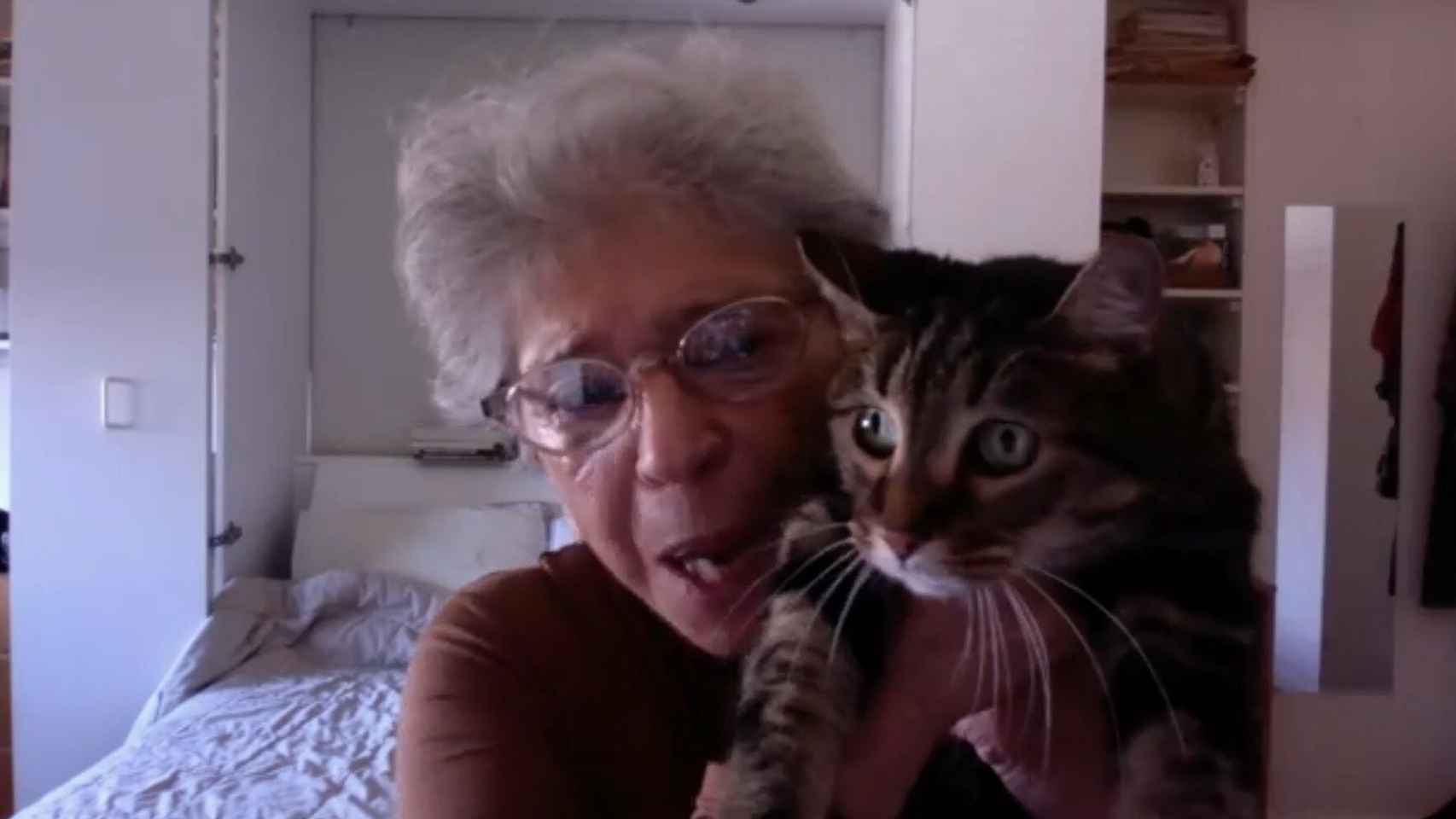 Vivian Gornick junto a su gato en la videollamada con la prensa.