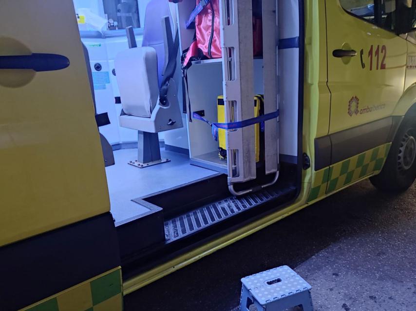 El taburete delante de la ambulancia. Fotografía: CGT