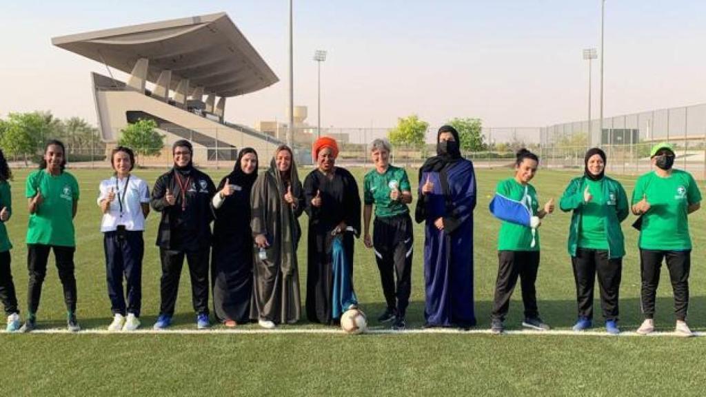 La secretaria general de la FIFA, Fatma Samoura, junto a jugadoras de Arabia Saudí y la seleccionadora nacional, Monika Staab.