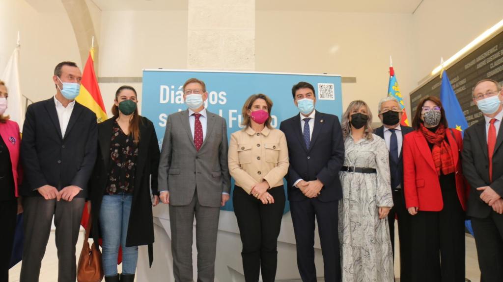 El alcalde  en la presentación del acto junto a la ministra y el presidente de la Generalitat.