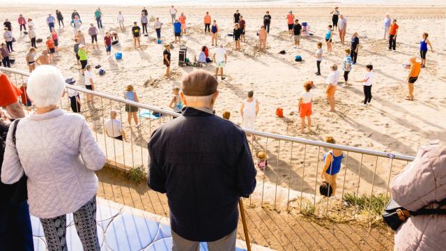 Imagen de archivo de personas de la tercera edad en una playa de Benidorm