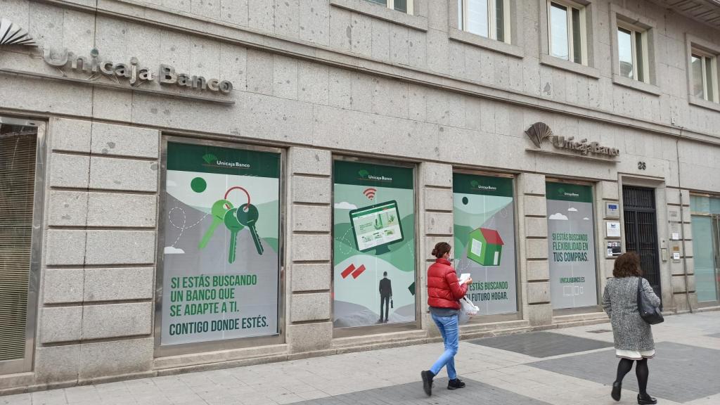 Los trabajadores de Unicaja en la región se suman a las movilizaciones por el ERE de la entidad.