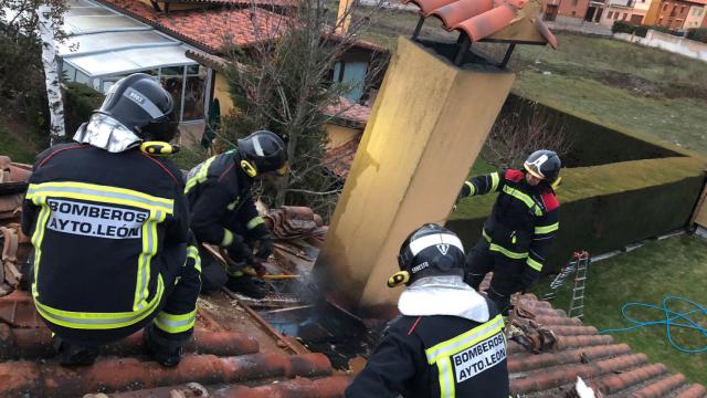 Labores de extinción del incendio de la vivienda en Palazuelo de Torío