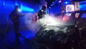 Imagen del vehículo ardiendo. Fotografía: Bomberos Diputación
