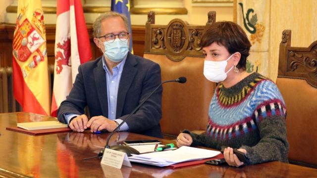 Manuel Saravia junto a María Sánchez en la rueda de prensa de presentación