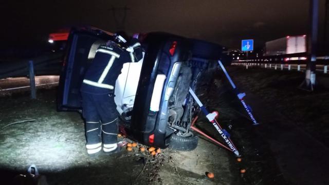 Los bomberos de la Diputación de Valladolid durante su intervención en el accidente