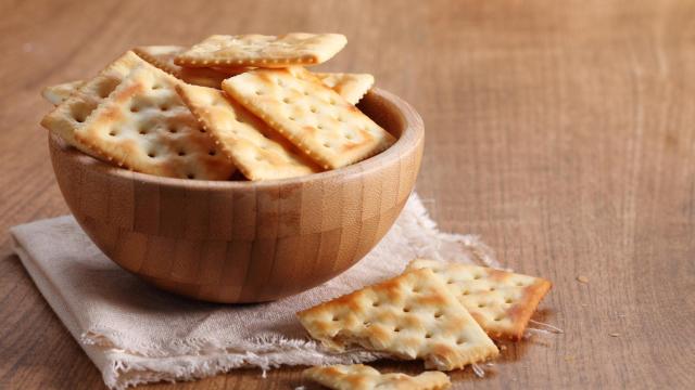 Un cuenco con galletas saladas.