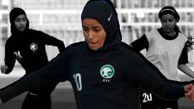 Varias mujeres entrenando con la primera selección de fútbol femenino de Arabia Saudí, en un fotomontaje