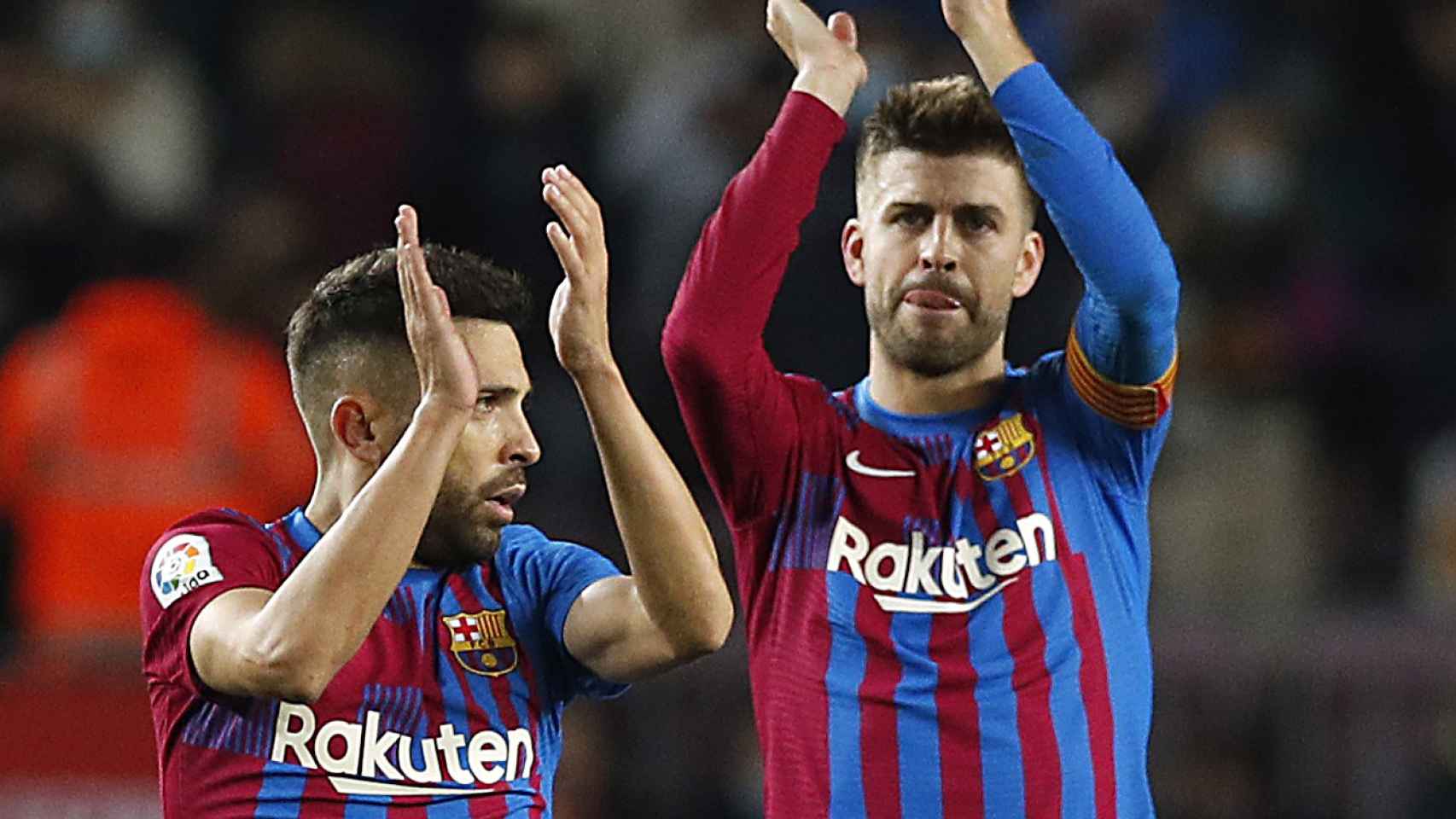 Jordi Alba y Gerard Piqué, aplaudiendo a la afición del Barça