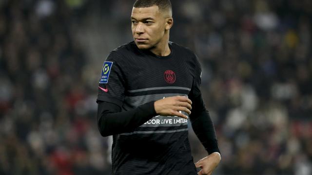 Kylian Mbappé con rostro serio en un partido del PSG