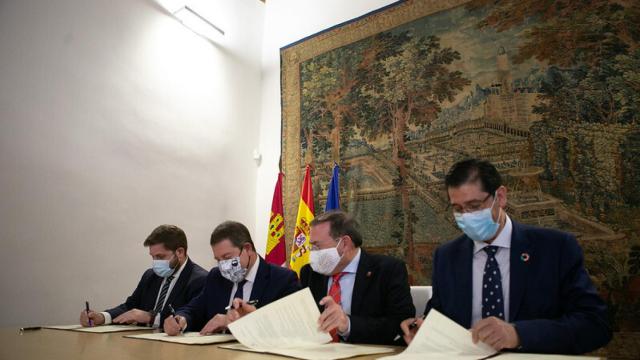 Nacho Hernando, Emiliano García-Page, Adolfo Muñiz y José Manuel Caballero en el momento de la firma.