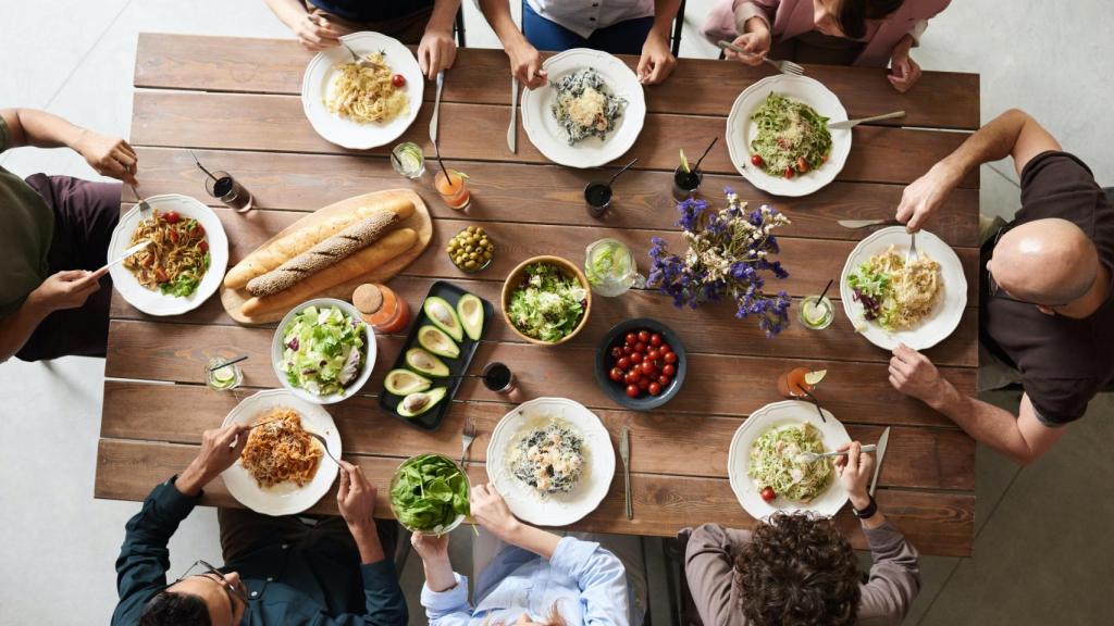 Una dieta sostenible debería incluir cereales integrales, frutos secos así como frutas y verduras variadas