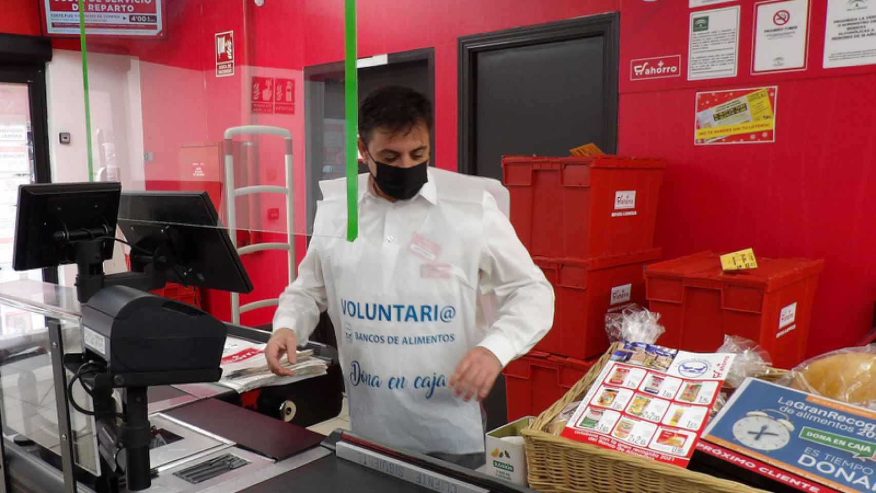 Personal de supermercado participando en 'La Gran Recogida' en Córdoba