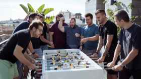Equipo de la startup Champions Games disputando una partida de fútbol en un popular 'futbolín'.