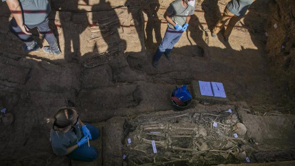 Imagen de archivo de investigadores trabajando en la exhumación de una fosa común.