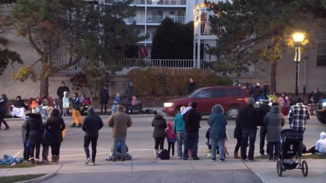 El coche rojo se dirige a toda velocidad hacia el desfile navideño en Waukesha.