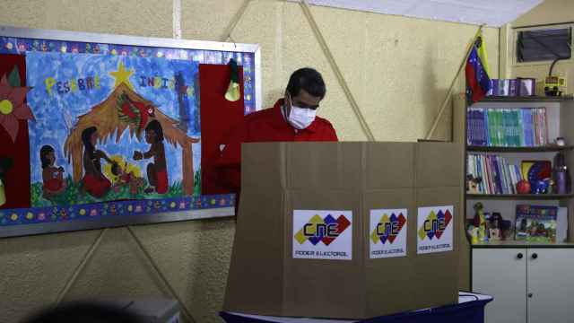 Nicolás Maduro vota en Caracas en las elecciones regionales celebradas en Venezuela.