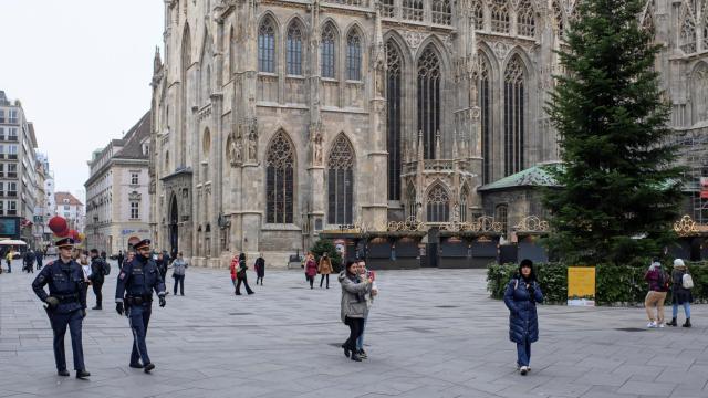 Varios austríacos pasean frente a la catedral de San Esteban, en Viena, este lunes.