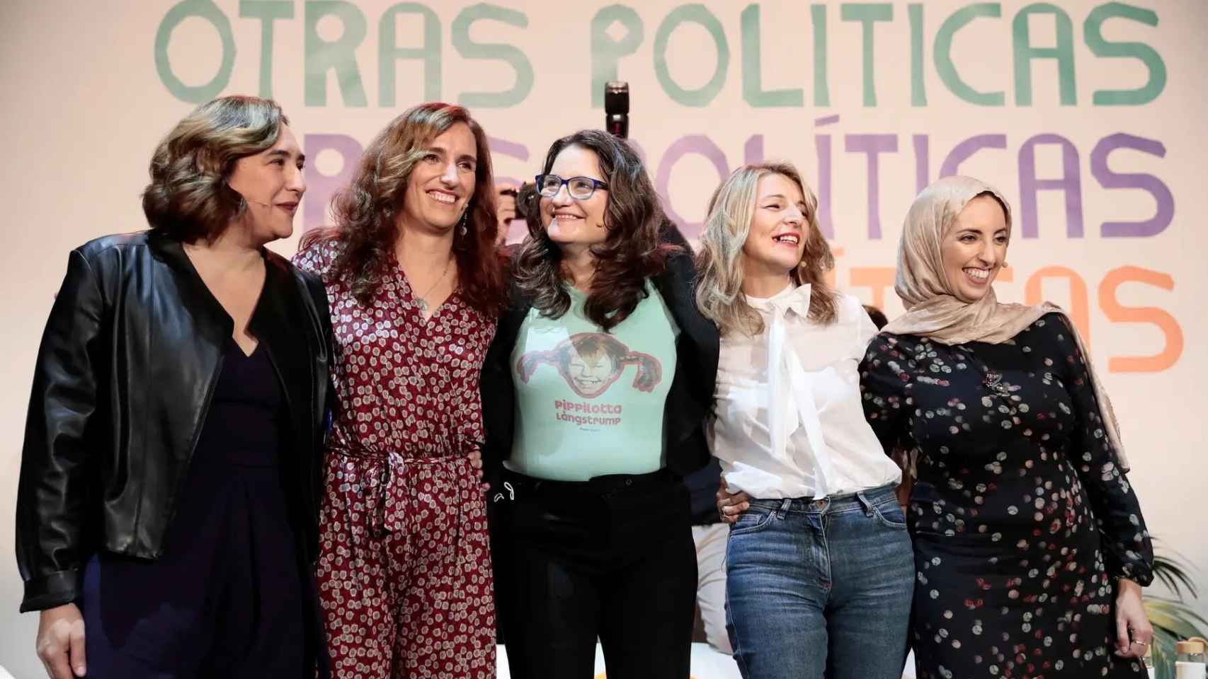 Ada Colau con Mónica García, Mónica Oltra, Yolanda Díaz y Fatima Hamed, líderes de Otras Políticas.