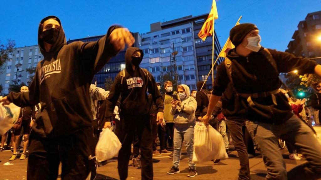 Radicales violentos de los CDR, durante una algarada callejera separatista.