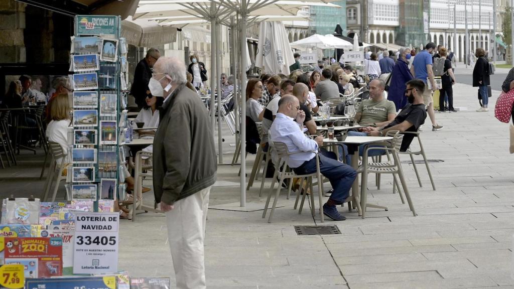 Varias personas toman algo en la terraza de un bar de A Coruña.