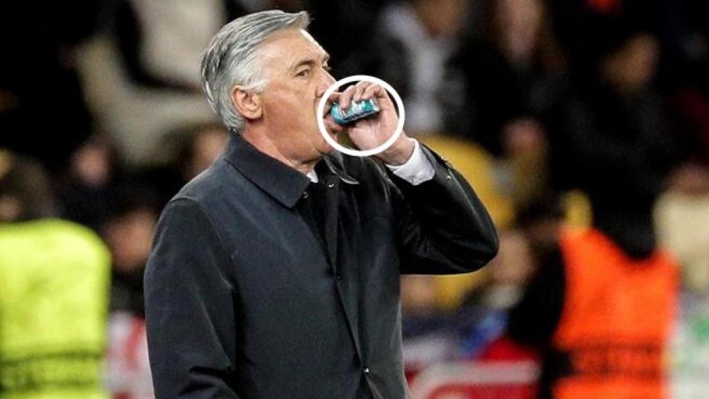 Carlo Ancelotti comiendo chickles