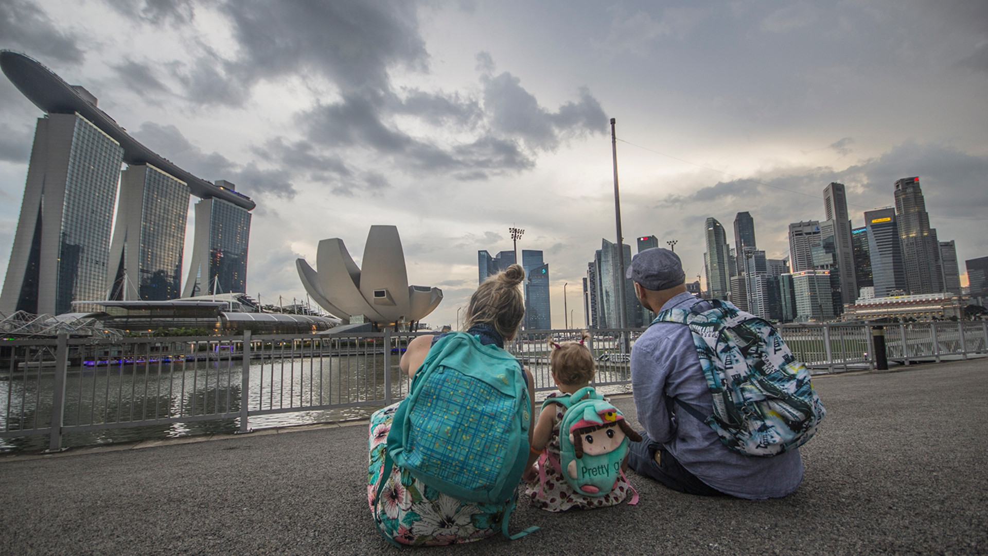 Adrián y Gosia con su hija Daniela en Singapur. Foto: MolaViajar