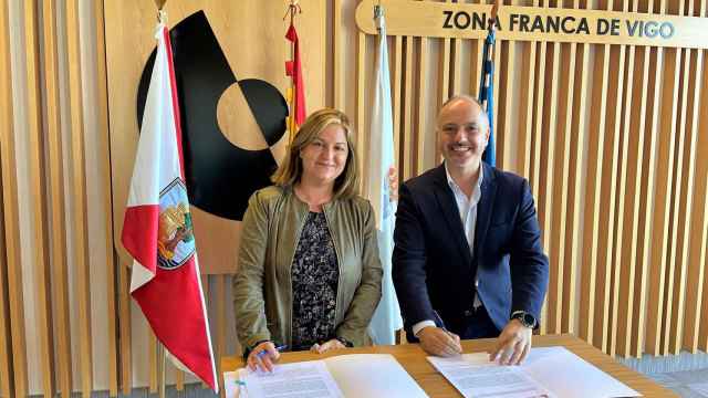 La directora de Muface, Myriam Pallarés, y el delegado de la Zona Franca de Vigo, David Regades.