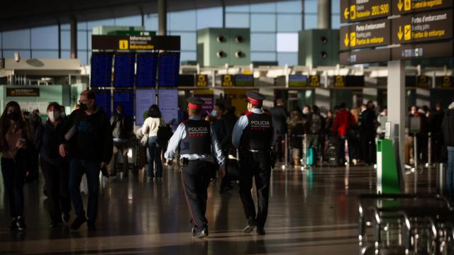 Dos agentes de los Mossos d'Esquadra en el aeropuerto de El Prat, a 19 de noviembre de 2021, en Barcelona, Cataluña (España)