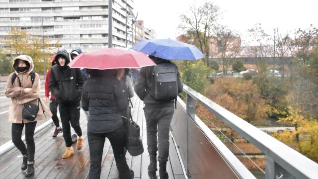 Varias personas pasean por Valladolid con paraguas en una imagen de archivo