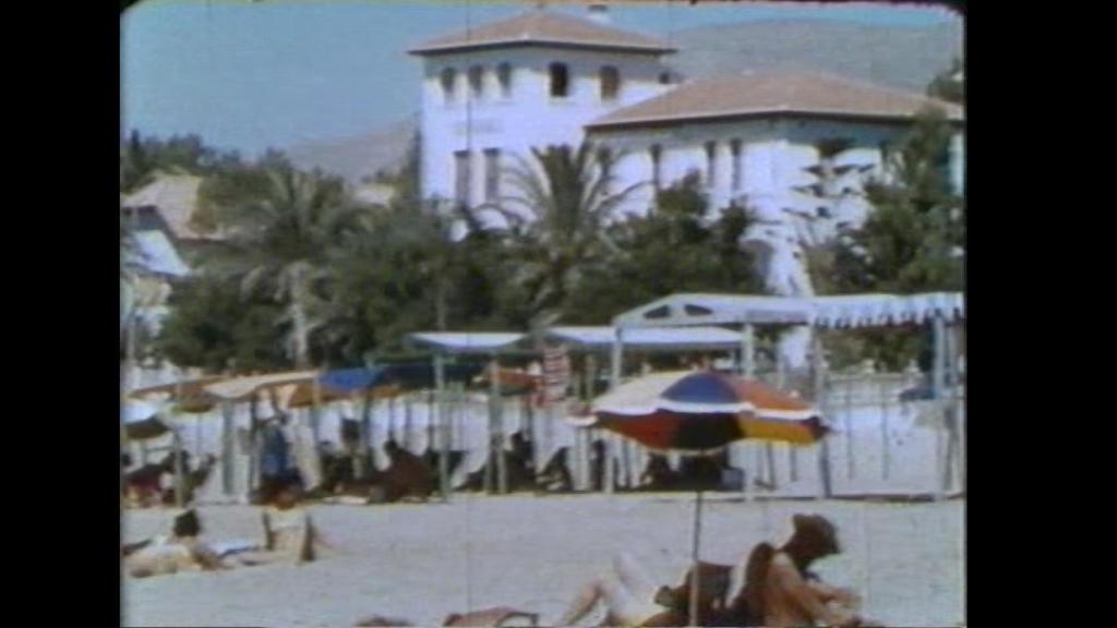 Playa de Benidorm con los primeros desarrollos urbanísticos.