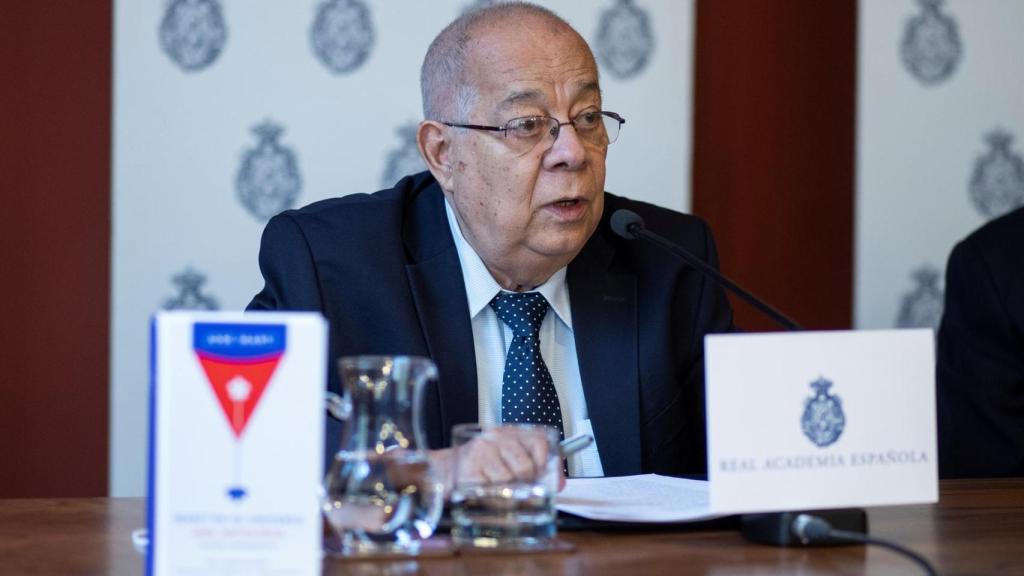 El director de la Real Academia de la lengua de Cuba, Rogelio Rodríguez; durante la presentación de 'Martí en su universo'.