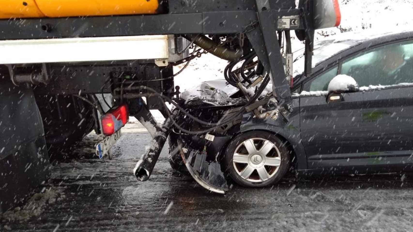 Accidente en la N-122 en Calatañazor causado por la nieve