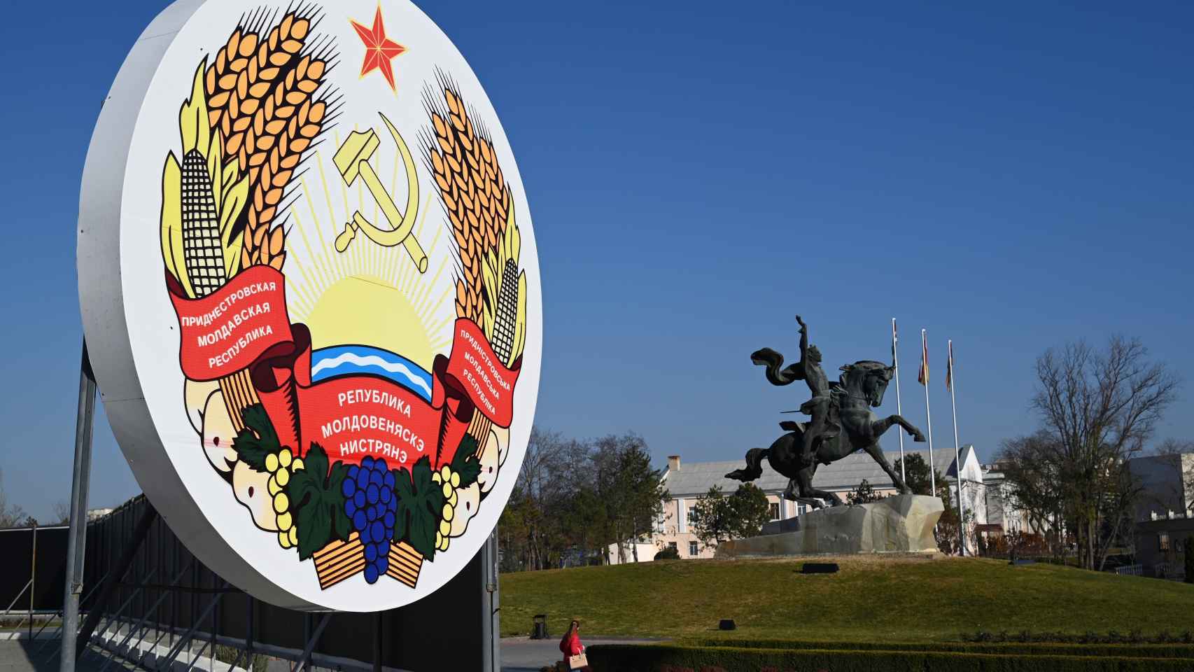 Una imagen del escudo transnistrio y la estatua de Alexandr Suvorov, el general ruso que fundó Tiraspol.