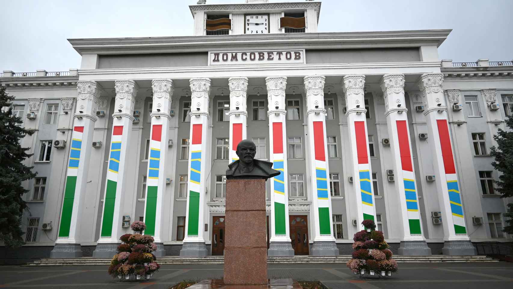 El busto de Lenin frente al edificio de la administración de la ciudad de Tiraspol.