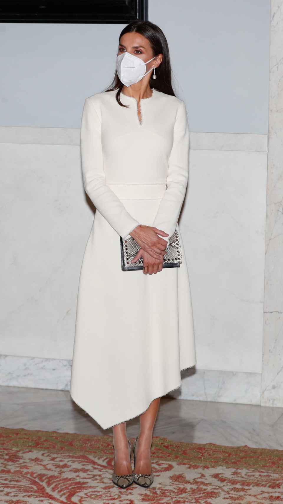 La reina Letizia ha lucido vestido blanco, perlas y diamantes.