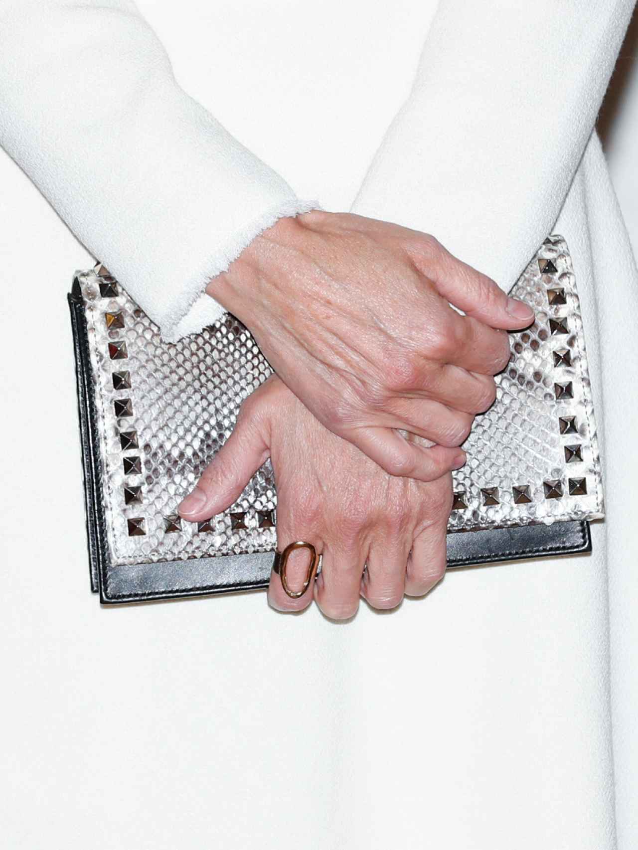La reina Letizia con cartera de mano de Magrit y anillo de Karen Hallam.